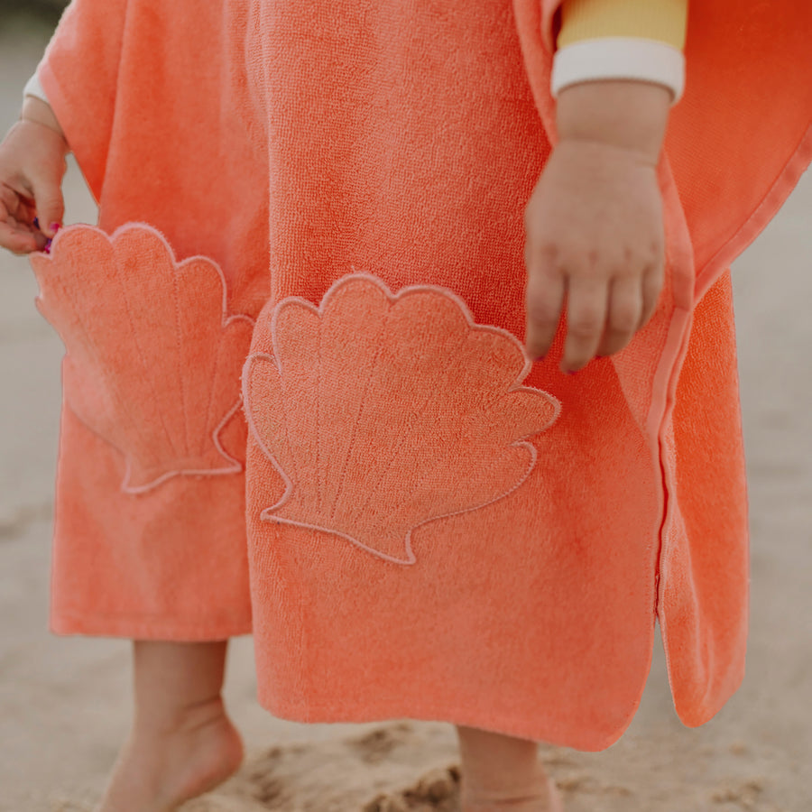 sunnylife-beach-hooded-towel-ocean-treasure-neon-rose-sunl-s3vbhtot- (5)