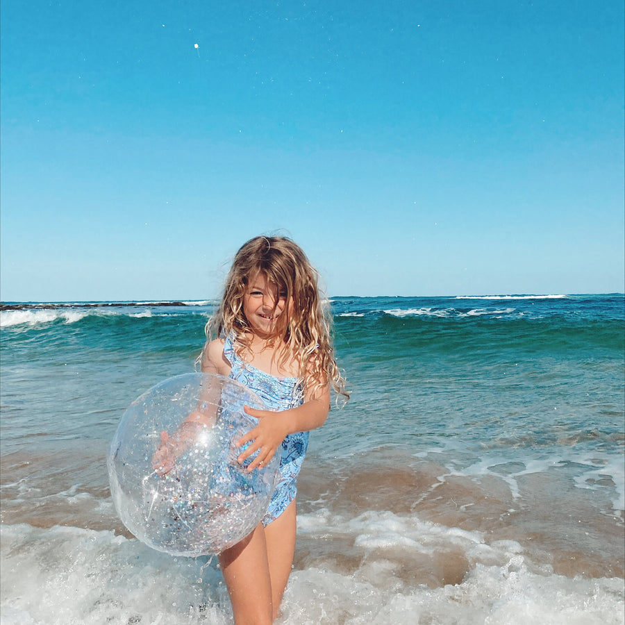 sunnylife-inflatable-beach-ball-glitter-sunl-s3pbsngl- (5)
