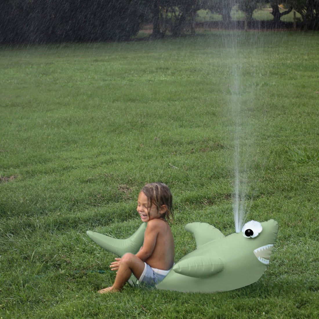 sunnylife-inflatable-giant-sprinkler-shark-tribe-khaki-sunl-s3pspgst- (8)