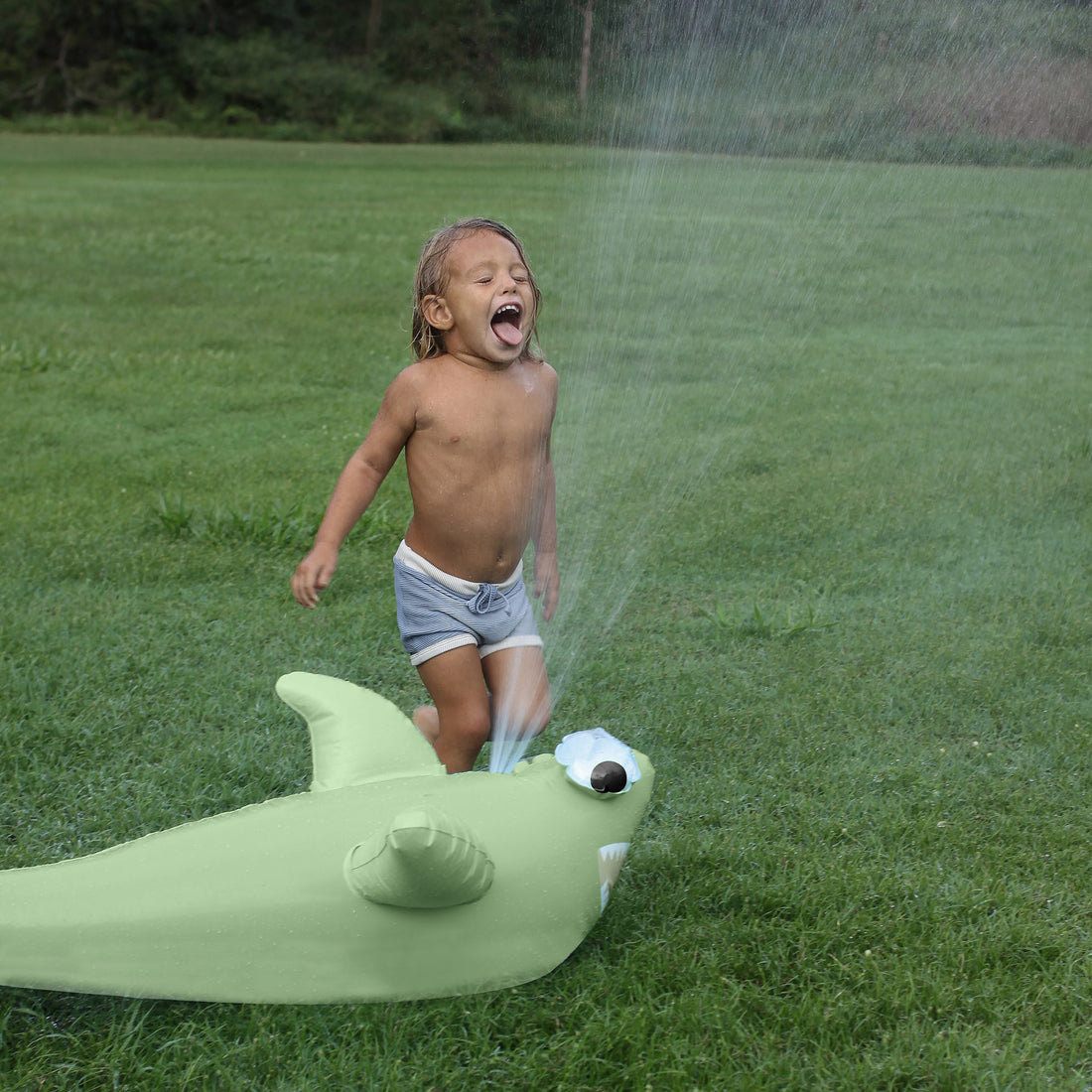 sunnylife-inflatable-giant-sprinkler-shark-tribe-khaki-sunl-s3pspgst- (9)