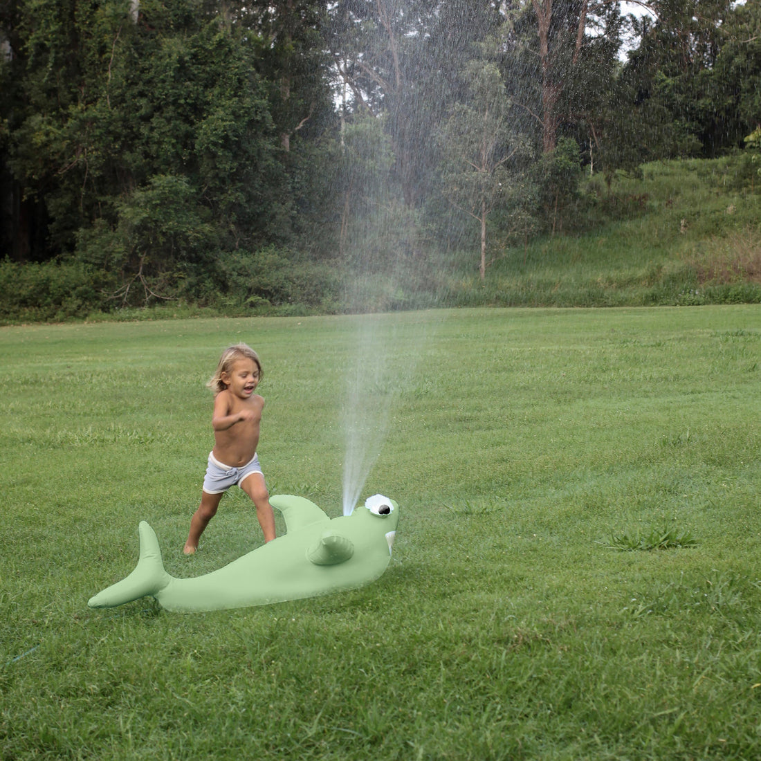 sunnylife-inflatable-giant-sprinkler-shark-tribe-khaki-sunl-s3pspgst- (10)