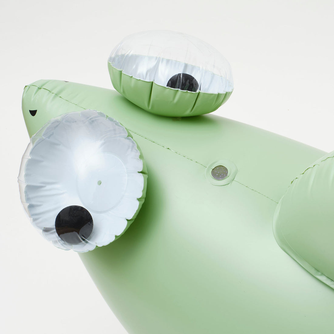 sunnylife-inflatable-giant-sprinkler-shark-tribe-khaki-sunl-s3pspgst- (4)