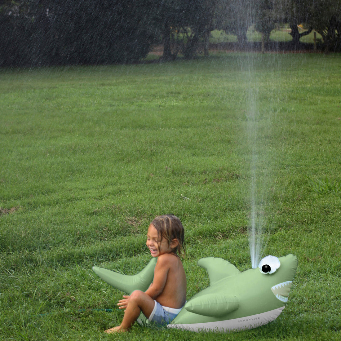 sunnylife-inflatable-sprinkler-shark-tribe-khaki-sunl-s3psprst- (9)