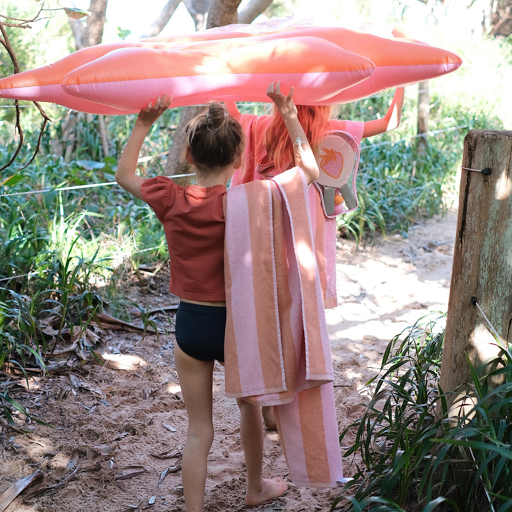 sunnylife-luxe-lie-on-float-strawberry-pink-berry-sunl-s3lliesb- (11)