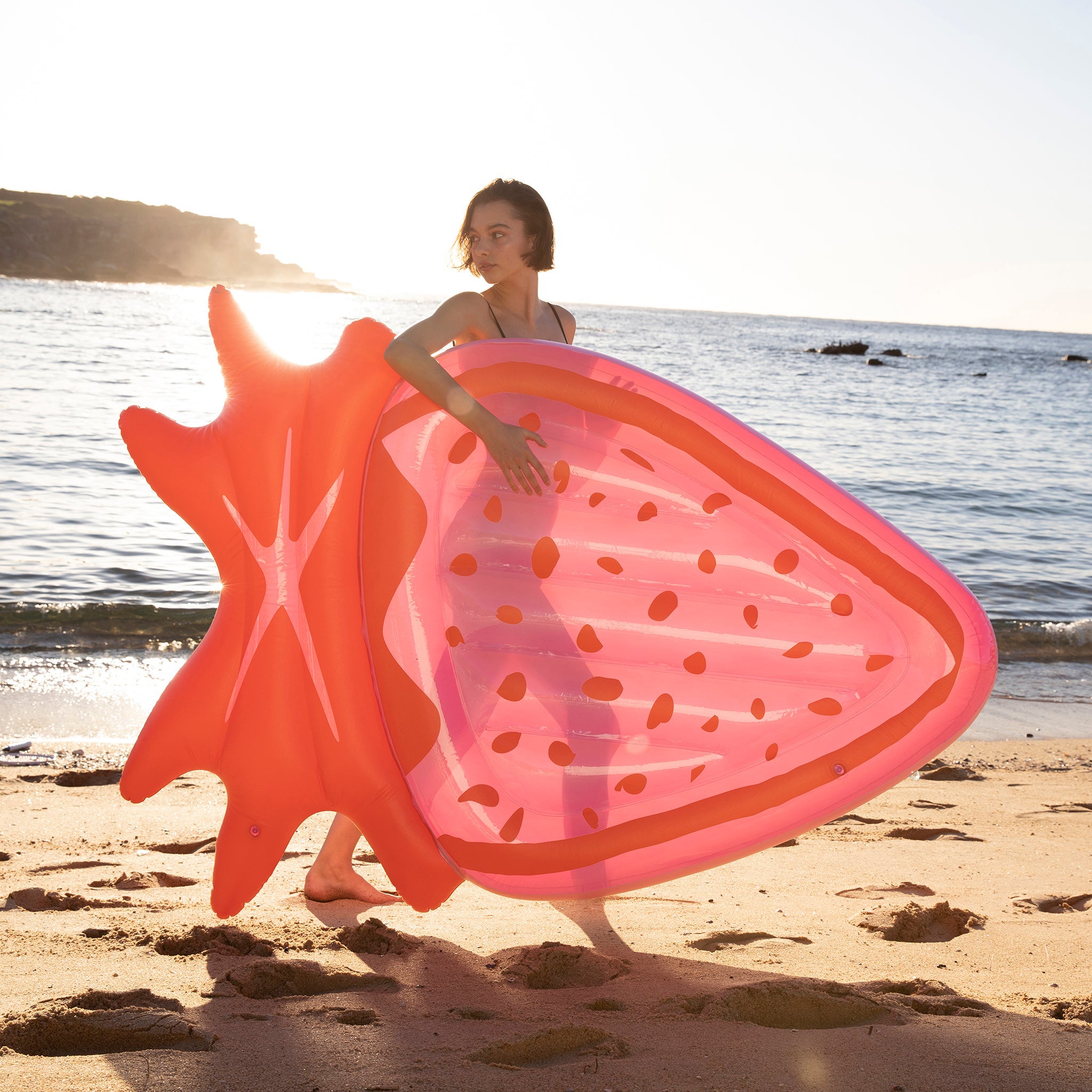 sunnylife-luxe-lie-on-float-strawberry-pink-berry-sunl-s3lliesb- (8)