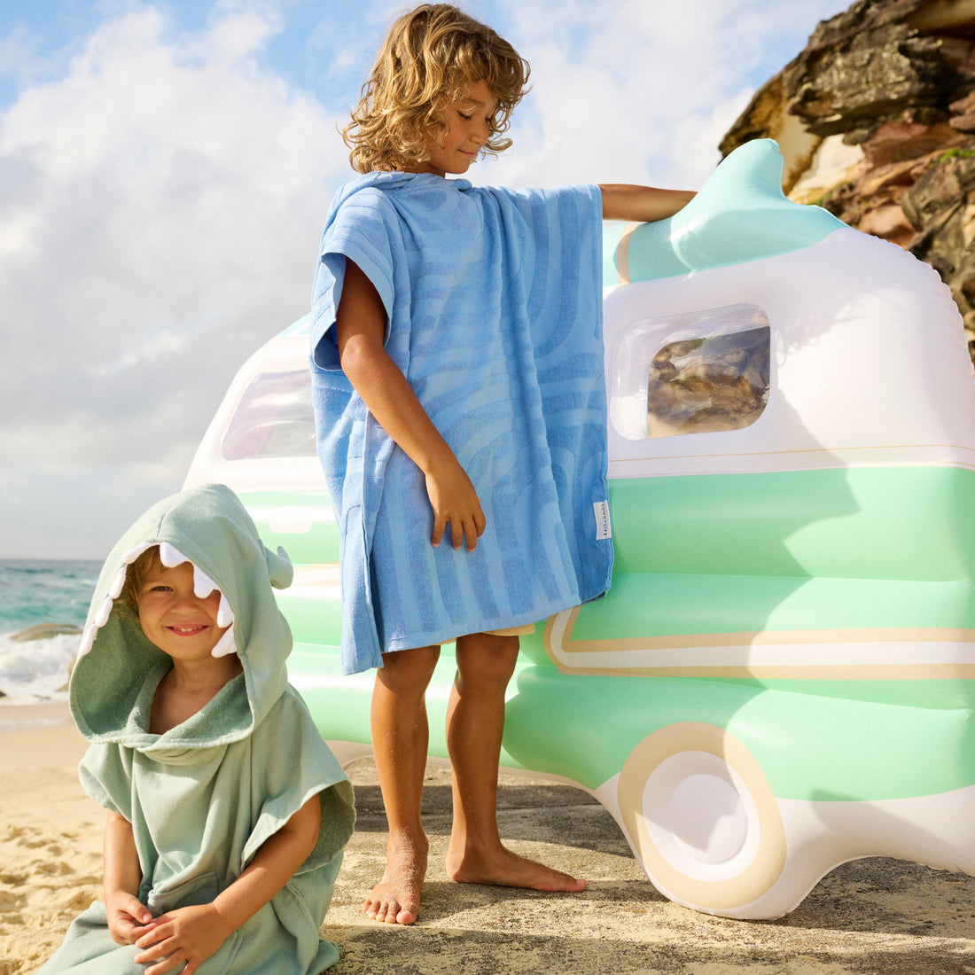 sunnylife-terry-beach-hooded-towel-surf-blue-6-9-sunl-s2vhombl- (4)