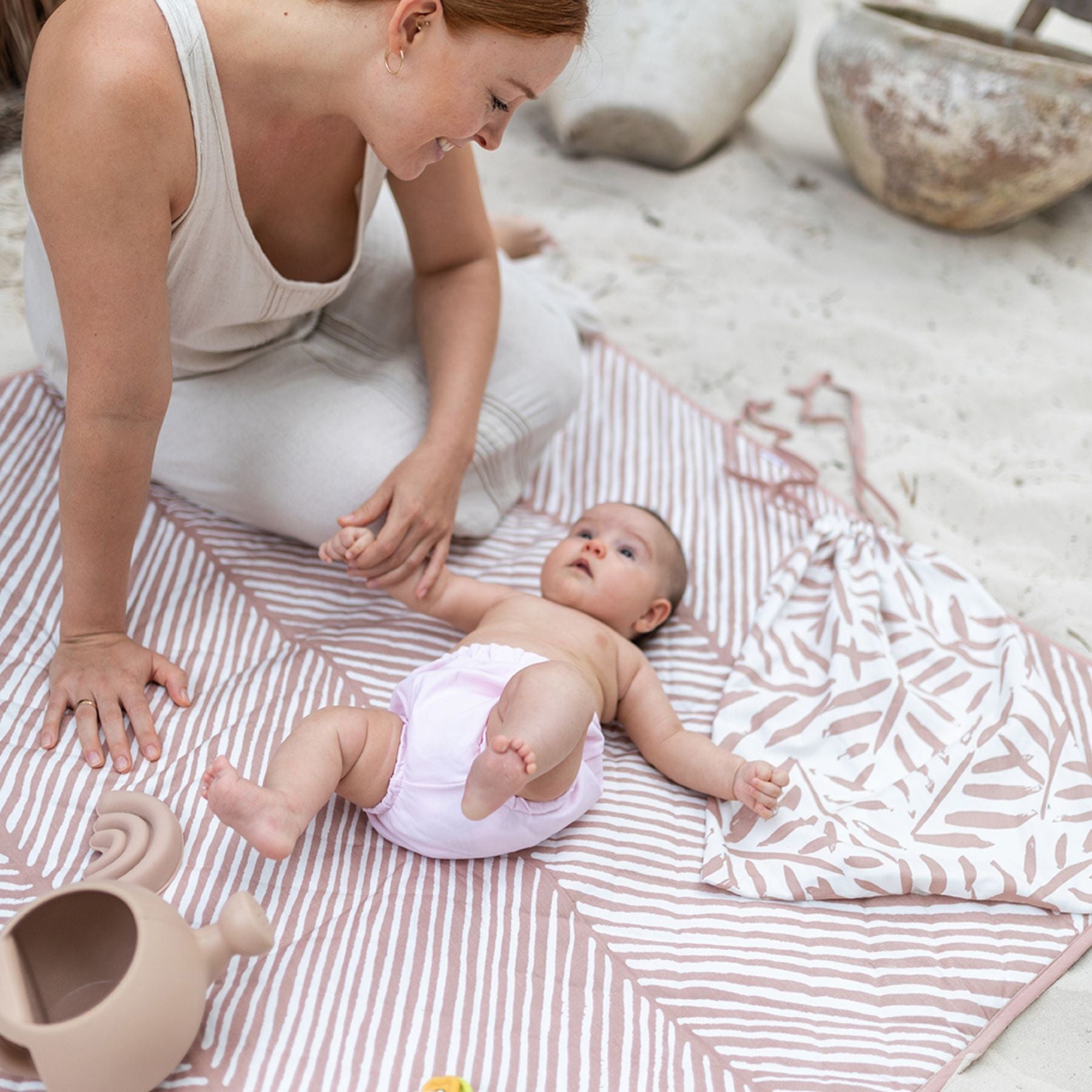 toddlekind-waterproof-organic-travel-mat-sea-shell-120x120cm- (6)