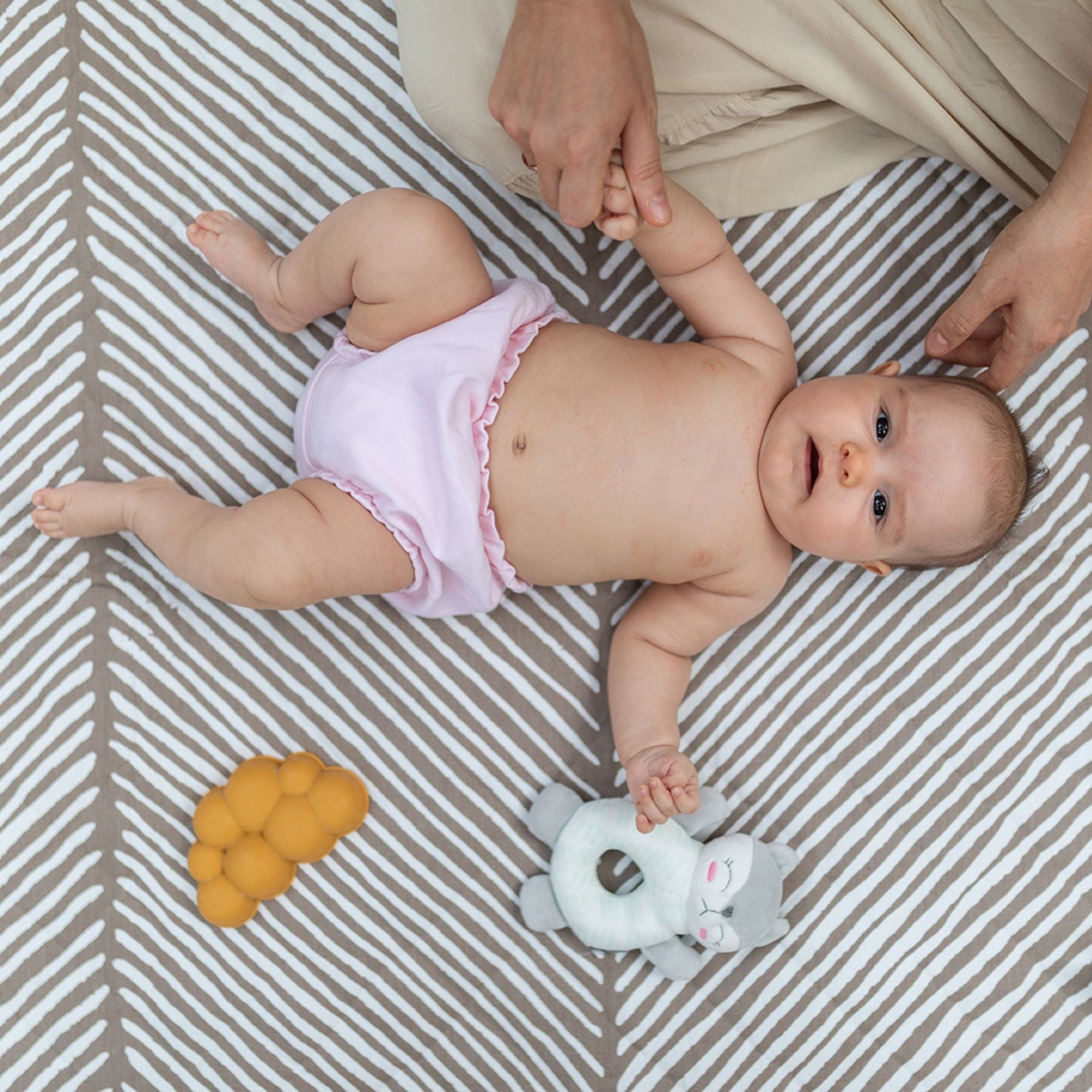 toddlekind-waterproof-organic-travel-mat-tan-120x120cm- (11)