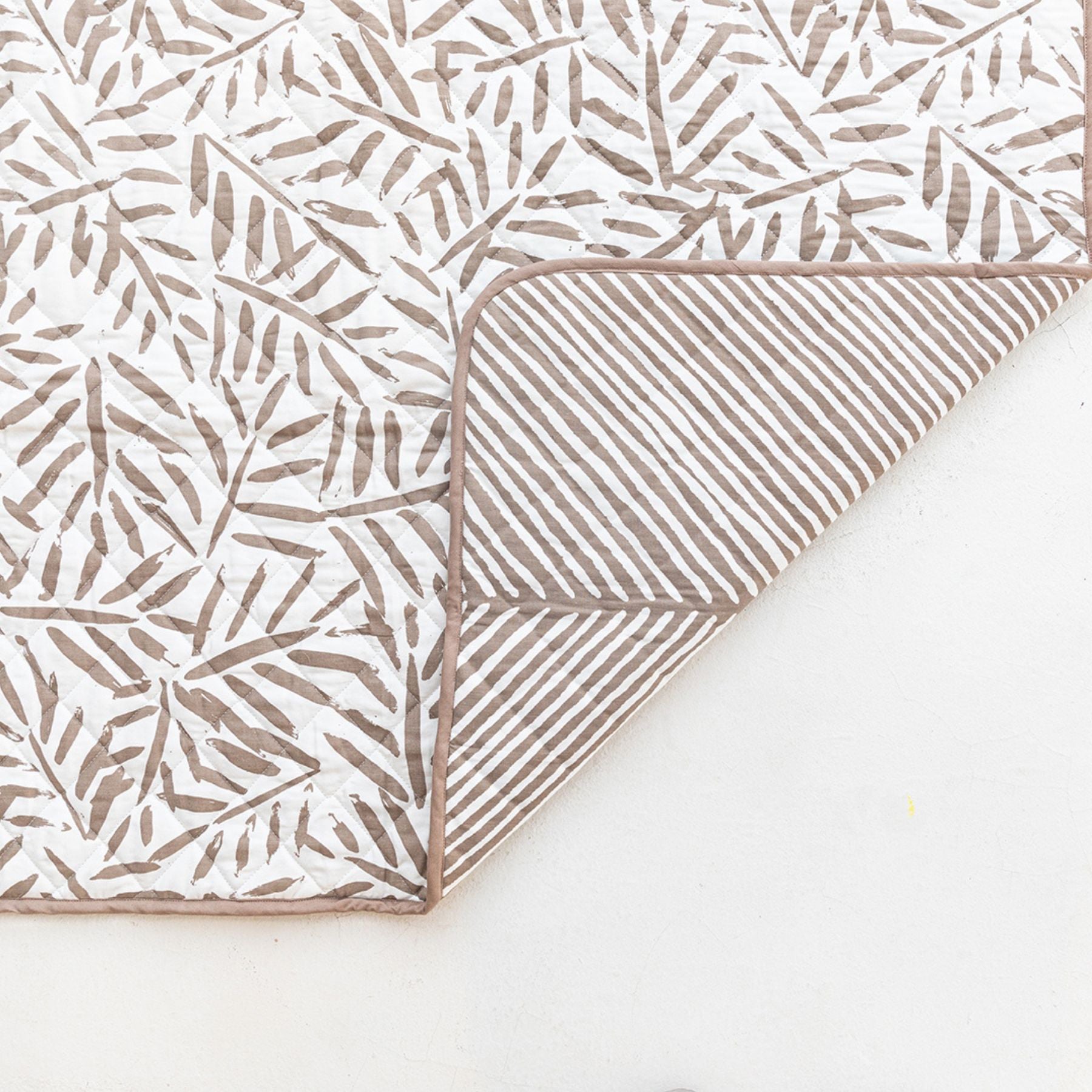 toddlekind-waterproof-organic-travel-mat-tan-120x120cm- (2)
